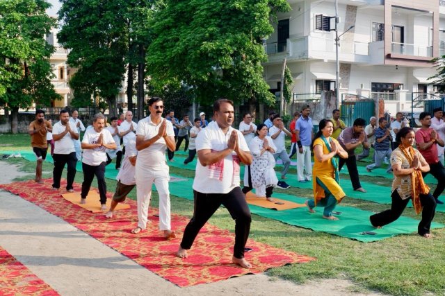 1782047317_783_अंतरराष्ट्रीय-योग-दिवस-पर-विभिन्न-स्थलों-पर-योगाभ्यास-एवं-प्रतिभाशाली.jpg