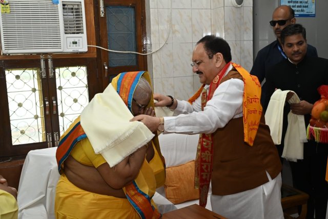 1782570764_54_मुख्यमंत्री-एवं-केंद्रीय-मंत्री-ने-श्रद्धेया-शैलदीदी-को-अंगवस्त्र-भेंट.jpeg