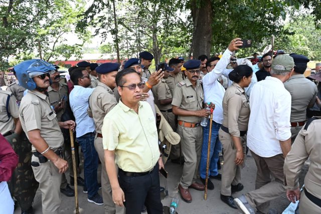 अवैध-अतिक्रमण-के-खिलाफ-चला-प्रशासन-का-पीला-पंजा.jpeg