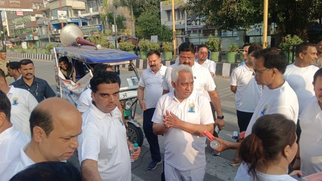 आयुष-मंत्री-मदन-कौशिक-ने-रन-फॉर-योगा-को-दिखाई.jpg