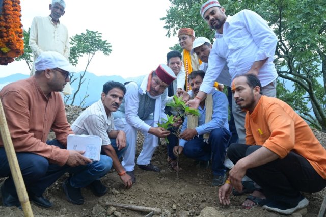 ग्राम्य-विकास-मंत्री-ने-किया-एक-पेड़-गुरु-के-नाम.jpeg