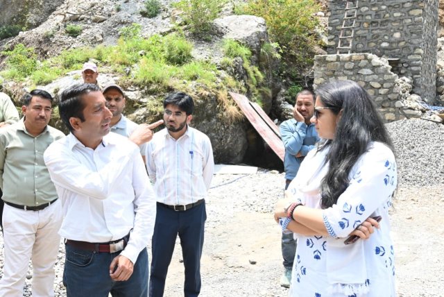 जिलाधिकारी-ने-सकलाना-क्षेत्र-में-आपदा-पुनःनिर्माण-कार्यों-का-किया.jpeg