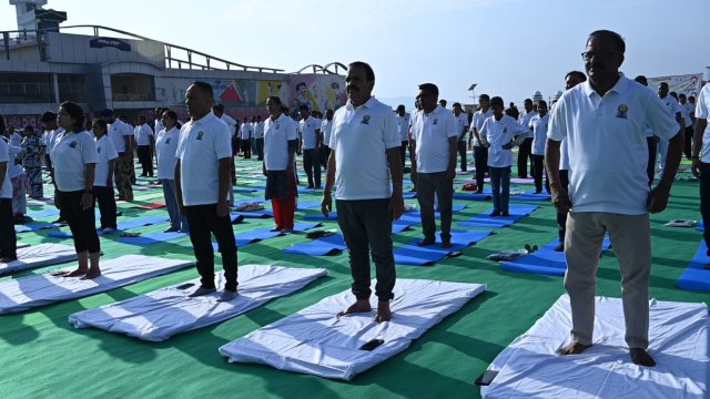 नितिका-खण्डेलवाल-के-नेतृत्व-में-भव्य-योग-शिविर-एवं-सामूहिक.jpeg