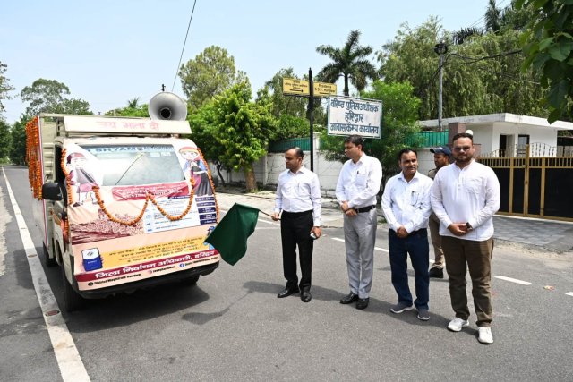 मतदाता-जागरूकता-अभियान-को-मिली-गति-स्वीप-वाहन-रवाना.jpeg