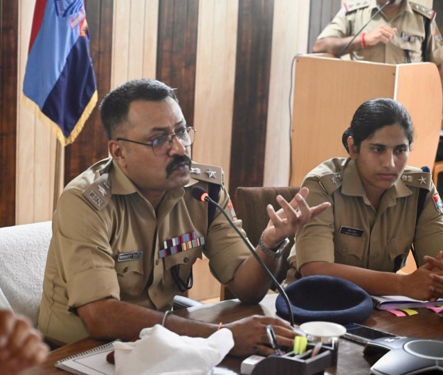 मातहत-से-अभिभावक-के-तौर-पर-मिले-एसएसपी-नवनीत-सिंह.jpeg