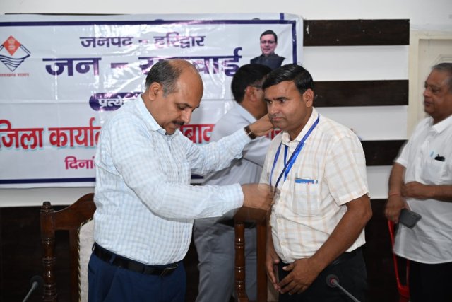 मुख्य-विकास-अधिकारी-ने-उत्कृष्ट-कार्य-करने-वाले-12-प्राइवेट.jpeg
