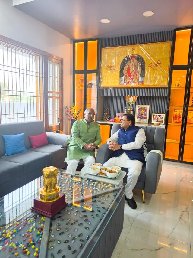 मुख्यमंत्री-धामी-ने-विधायक-अरविंद-पांडेय-के-आवास-पहुंचकर-परिजनों.jpeg