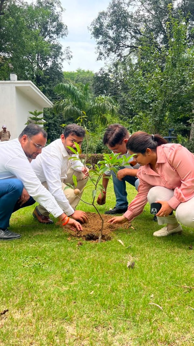 विश्व-पर्यावरण-दिवस-पर-संयुक्त-मजिस्ट्रेट-रुड़की-सहित-राजस्व-अधिकारियों.jpeg