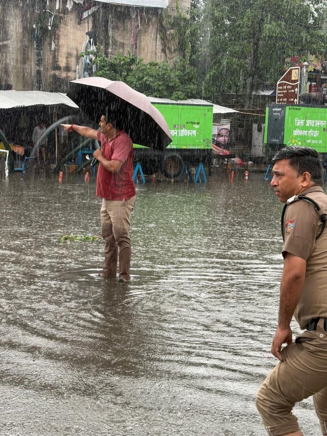 1783612132_240_भारी-बारिश-मैं-पुलिस-सड़क-पर-मौजूद-आमजन-को-सही.jpeg