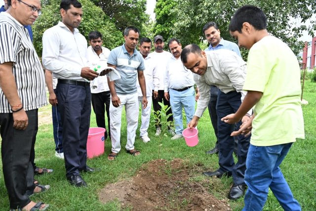 1784201228_740_जिलाधिकारी-ने-रोशनाबाद-में-फलदार-अमरूद-का-पौधा-रोपित-कर.jpeg