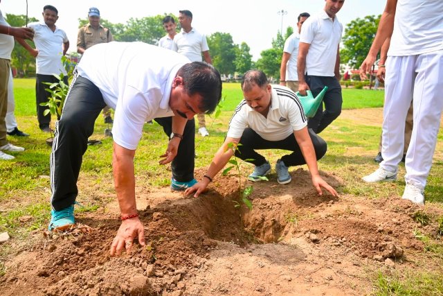 1784243768_647_हरेला-पर्व-पर-हरिद्वार-पुलिस-ने-दिखाया-जोश-और-प्रकृति.jpg