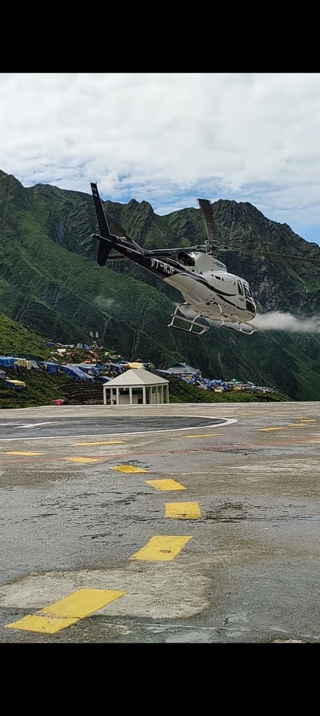 1785065698_288_केदारनाथ-धाम-में-यात्री-की-अचानक-बिगड़ी-तबीयत-एयरलिफ्ट-कर.jpeg