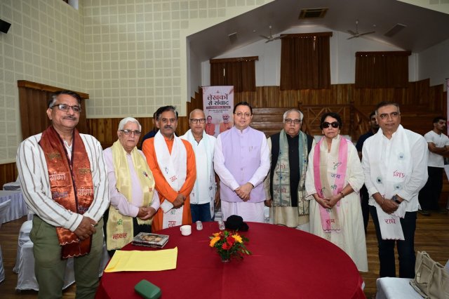 1785074108_336_मुख्यमंत्री-ने-मुख्य-सेवक-सदन-में-लेखकों-एवं-साहित्यकारों-से.jpg