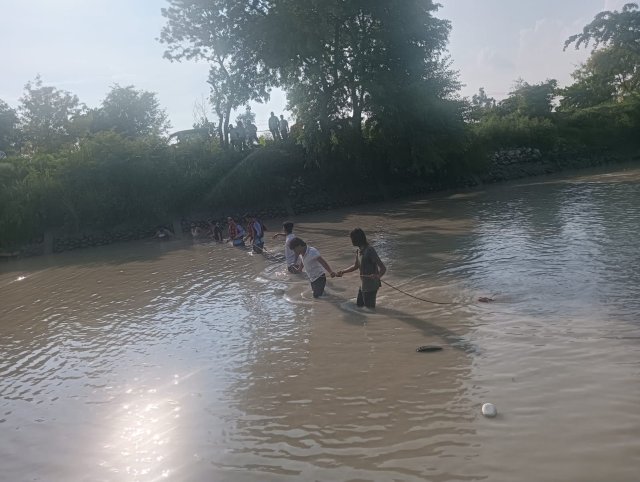 1785079798_862_रुड़की-आसफ-नगर-झाल-पर-एक-बच्चा-16-17-वर्ष-नहर.jpg