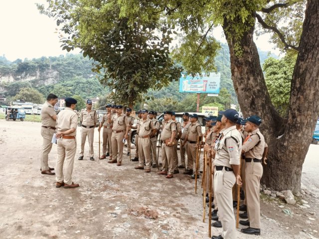 1785169257_353_वरिष्ठ-अधिकारियों-द्वारा-ड्यूटी-प्वाइंट-पर-जाकर-फोर्स-को-किया.jpeg
