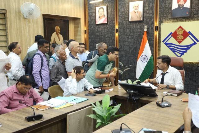 जनसमस्याओं-के-निस्तारण-में-लापरवाही-बर्दाश्त-नहीं-जिलाधिकारी-ने-सुनीं.jpeg