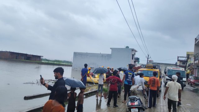 जलभराव-के-बीच-कोतवाली-लक्सर-और-SDRF-का-सफल-रेस्क्यू.jpeg