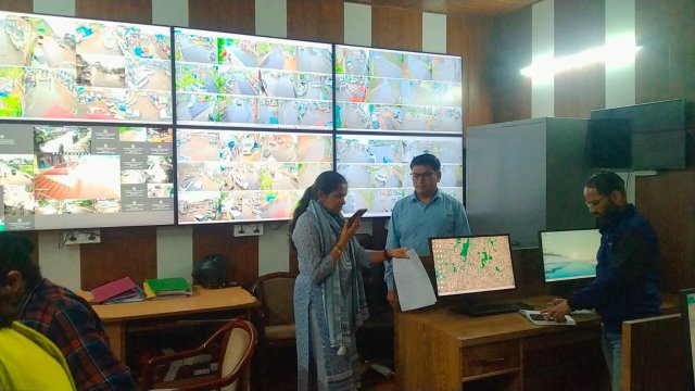 जिलाधिकारी-ने-ली-आपदा-प्रबंधन-की-समीक्षा-बैठक-कंट्रोल-रूम.jpeg