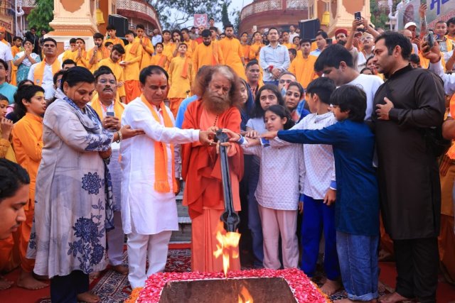 परमार्थ-निकेतन-दर्शनार्थ-पहुँचे-उत्तराखंड-के-स्वास्थ्य-एवं-चिकित्सा-शिक्षा.jpg