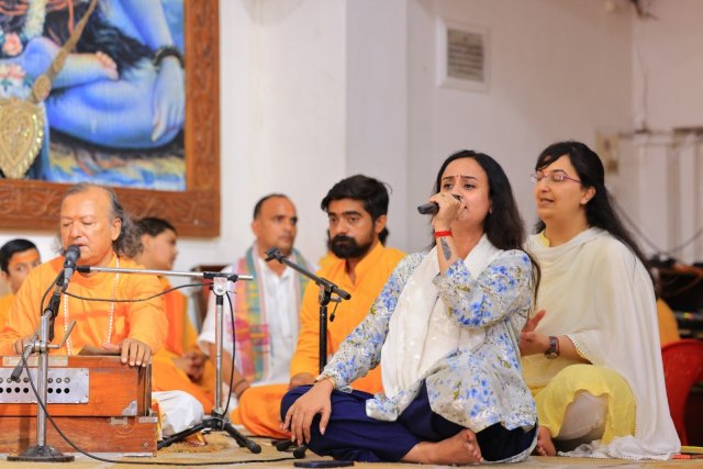 परमार्थ-निकेतन-में-दिव्यता-व-भव्यता-के-साथ-मनाया-गुरू.jpeg
