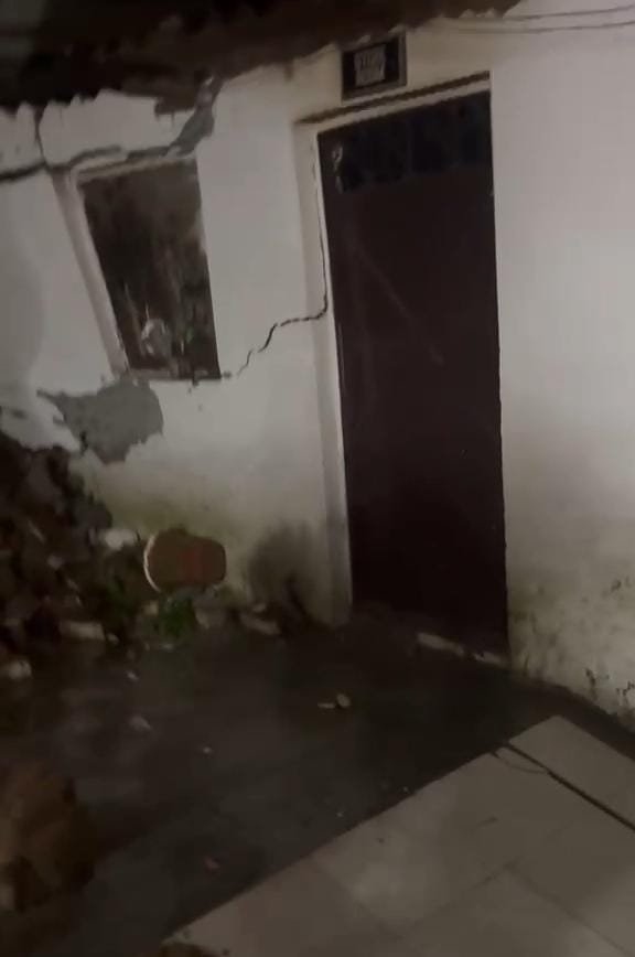 बारिश-से-पुश्ता-ढहा-चार-पांच-मकान-क्षतिग्रस्त-डीएम-रात-को.jpeg