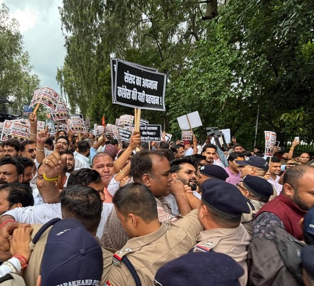 बीजेपी-के-हजारों-कार्यकर्ताओं-जनप्रतिनिधियों-ने-अपना-विरोध-प्रदर्शन-करते.jpg