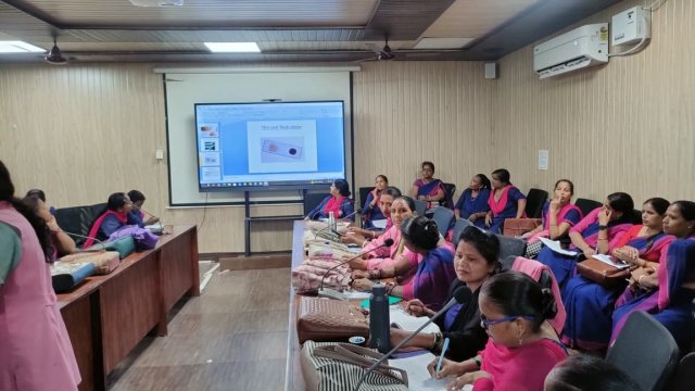 मलेरिया-नियंत्रण-एवं-स्लाइड-निर्माण-हेतु-स्वास्थ्य-कार्यकर्ताओं-को-दिया.jpeg