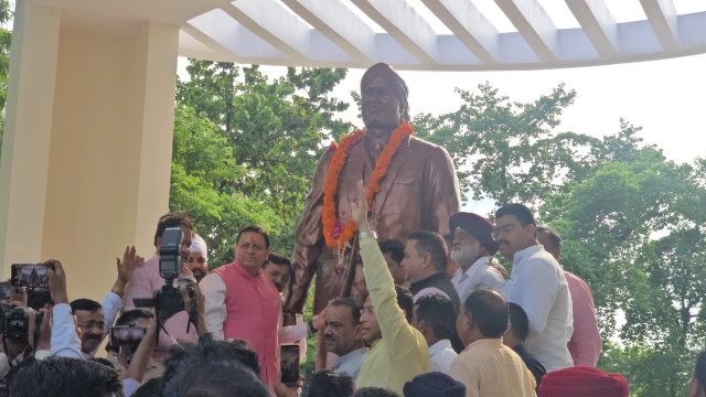 मुख्यमंत्री-धामी-ने-शहीद-ऊधम-सिंह-की-प्रतिमा-का-किया.jpeg
