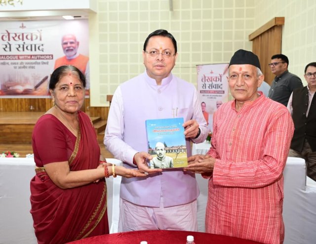 मुख्यमंत्री-ने-मुख्य-सेवक-सदन-में-लेखकों-एवं-साहित्यकारों-से.jpeg