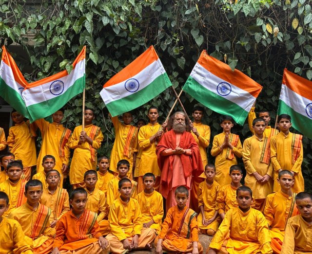 राष्ट्रीय-ध्वज-अंगीकरण-दिवस-पर-परमार्थ-निकेतन-में-लहराया-तिंरगा.jpeg