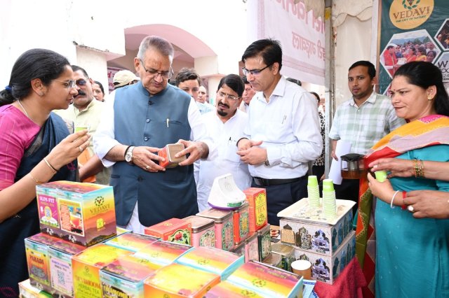 सेवा-पखवाड़ा-में-विभागीय-स्टॉलों-के-माध्यम-से-पात्र-लाभार्थियों.jpeg