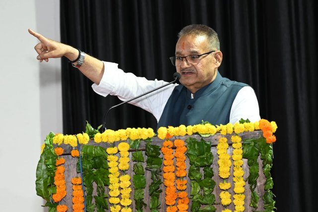 सेवा-सुशासन-एवं-समर्पण-के-साथ-प्रदेश-सरकार-जनहित-में.jpeg