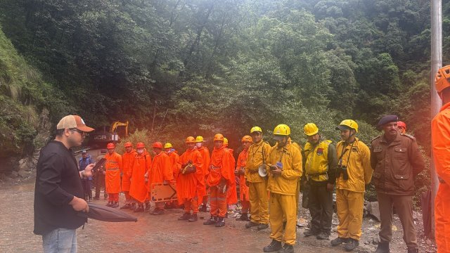 सोनप्रयाग-मुनकटिया-मार्ग-पत्थर-गिरने-से-बंद-जेसीबी-से-हटाया-जा.jpg