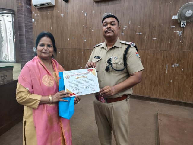 स्वैच्छिक-रक्तदान-शिविर-में-यातायात-पुलिस-कर्मियों-ने-किया-रक्तदान.jpeg