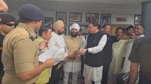 1785582887_96_मुख्यमंत्री-धामी-ने-सुनीं-जनसमस्याएं-अधिकारियों-को-त्वरित-समाधान-के.jpeg