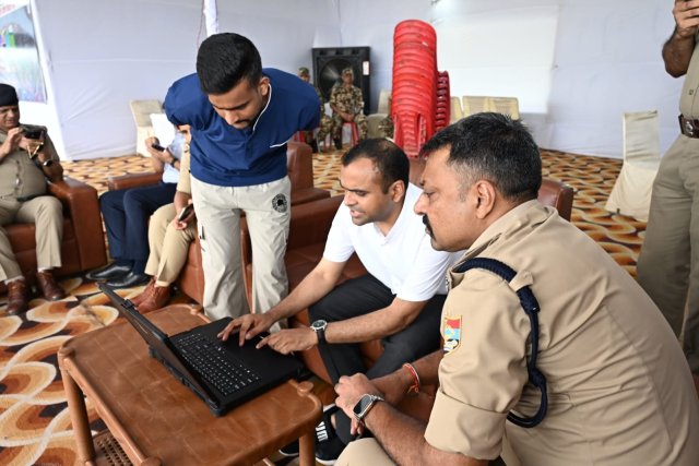 1785665279_805_जिलाधिकारी-मयूर-दीक्षित-एवं-वरिष्ठ-पुलिस-अधीक्षक-नवनीत-सिंह-भुल्लर.jpeg