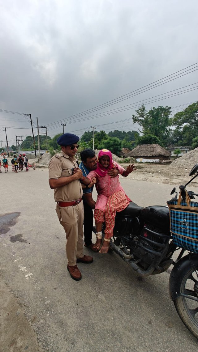 1785775103_207_अचानक-हुई-अम्मा-की-तबीयत-खराब-हरिद्वार-पुलिस-बनी-मददगार.jpeg