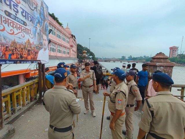 1785856583_564_प्रातः-कालीन-हर-की-पीढ़ी-क्षेत्र-में-पुलिस-टीम-सुरक्षा.jpeg