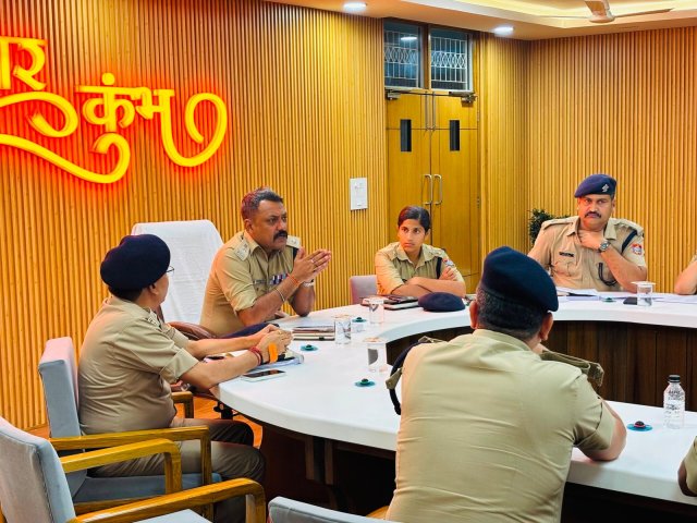 1785891280_23_सीसीआर-स्थित-कॉन्फ्रेंस-हॉल-में-एसएसपी-नवनीत-सिंह-की-अध्यक्षता.jpg