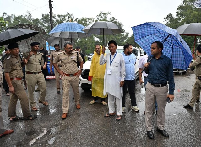 1786013950_152_जिलाधिकारी-एवं-वरिष्ठ-पुलिस-अधीक्षक-ने-नारसन-बॉर्डर-पर-भारी.jpg