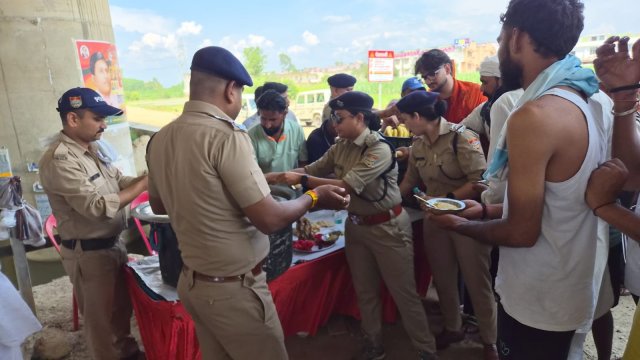 1786291615_336_शिवभक्त-कांवड़ियों-की-सेवा-में-जुटी-पुलिस-किया-प्रसाद-वितरण.jpeg