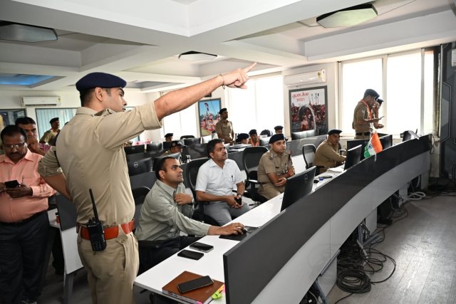 कांवड़-यात्रा-की-व्यवस्थाओं-का-जायजा-लेने-सीसीआर-कंट्रोल-रूम.jpeg