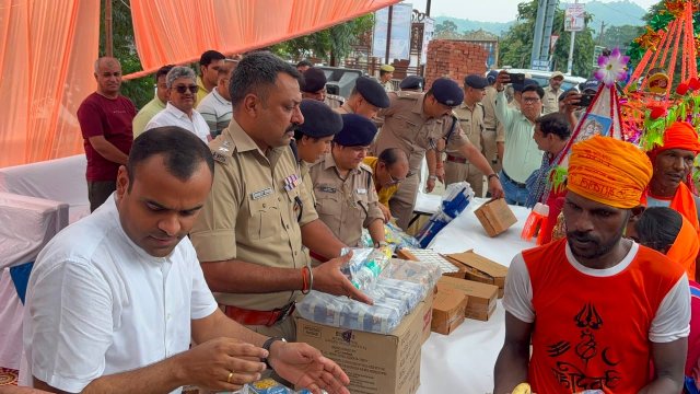 जिलाधिकारी-मयूर-दीक्षित-एवं-वरिष्ठ-पुलिस-अधीक्षक-नवनीत-सिंह-भुल्लर.jpeg