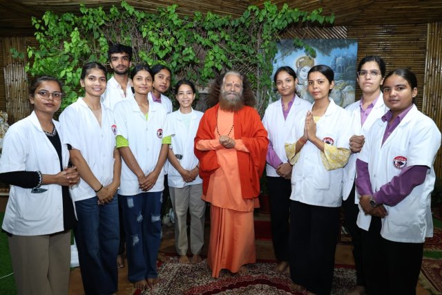 परमार्थ-निकेतन-से-फ्रेंडशिप-डे-पर-पूज्य-स्वामी-चिदानन्द-सरस्वती.jpeg