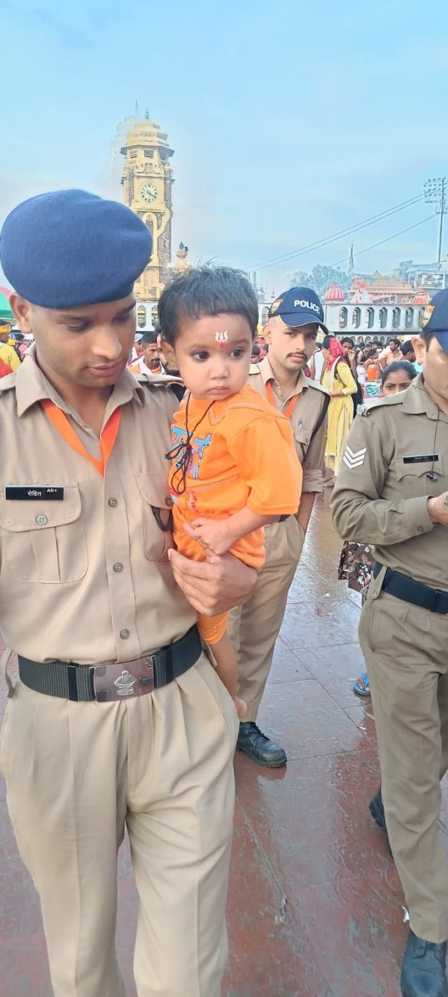 पुलिस-की-तत्परता-से-परिजनों-से-मिली-2-वर्षीय-बच्ची.jpeg