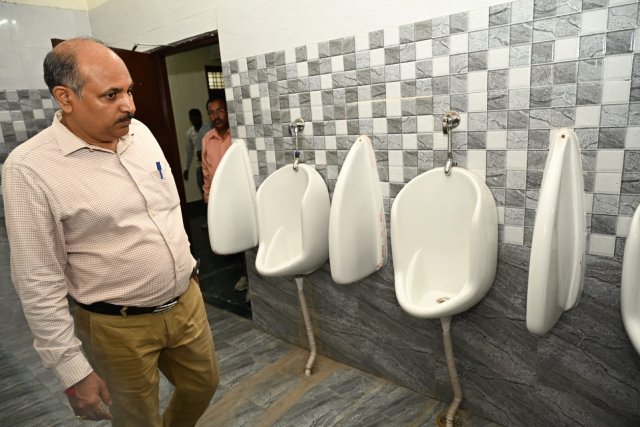 मुख्य-विकास-अधिकारी-ने-किया-विकास-भवन-स्थित-शौचालयों-की.jpeg