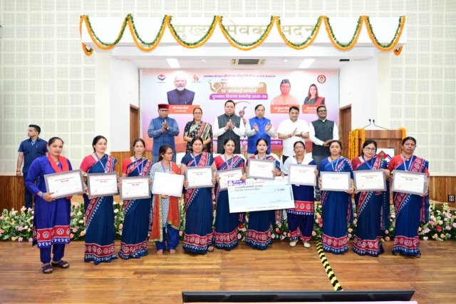 मुख्यमंत्री-ने-तीलू-रौतेली-एवं-आंगनबाड़ी-कार्यकत्री-पुरस्कार-से-मातृशक्ति.jpeg