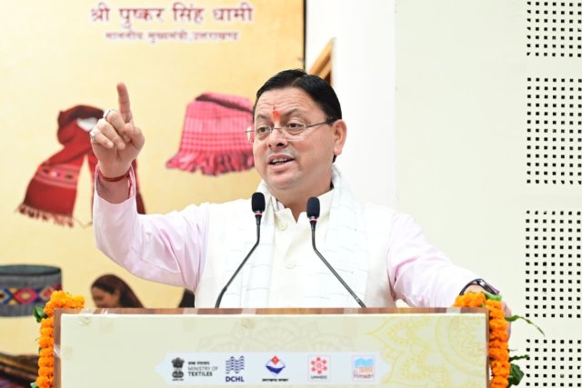 राष्ट्रीय-हथकरघा-दिवस-पर-मुख्यमंत्री-धामी-ने-उत्कृष्ट-बुनकरों-और.jpeg