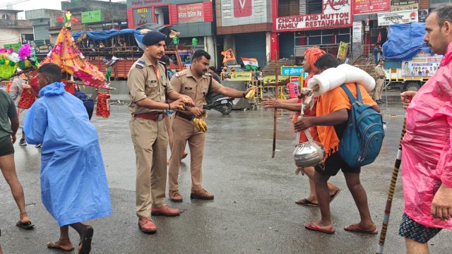 शिव-भक्तों-की-सुरक्षा-एवं-सेवा-में-हरिद्वार-उत्तराखंड-पुलिस.jpeg