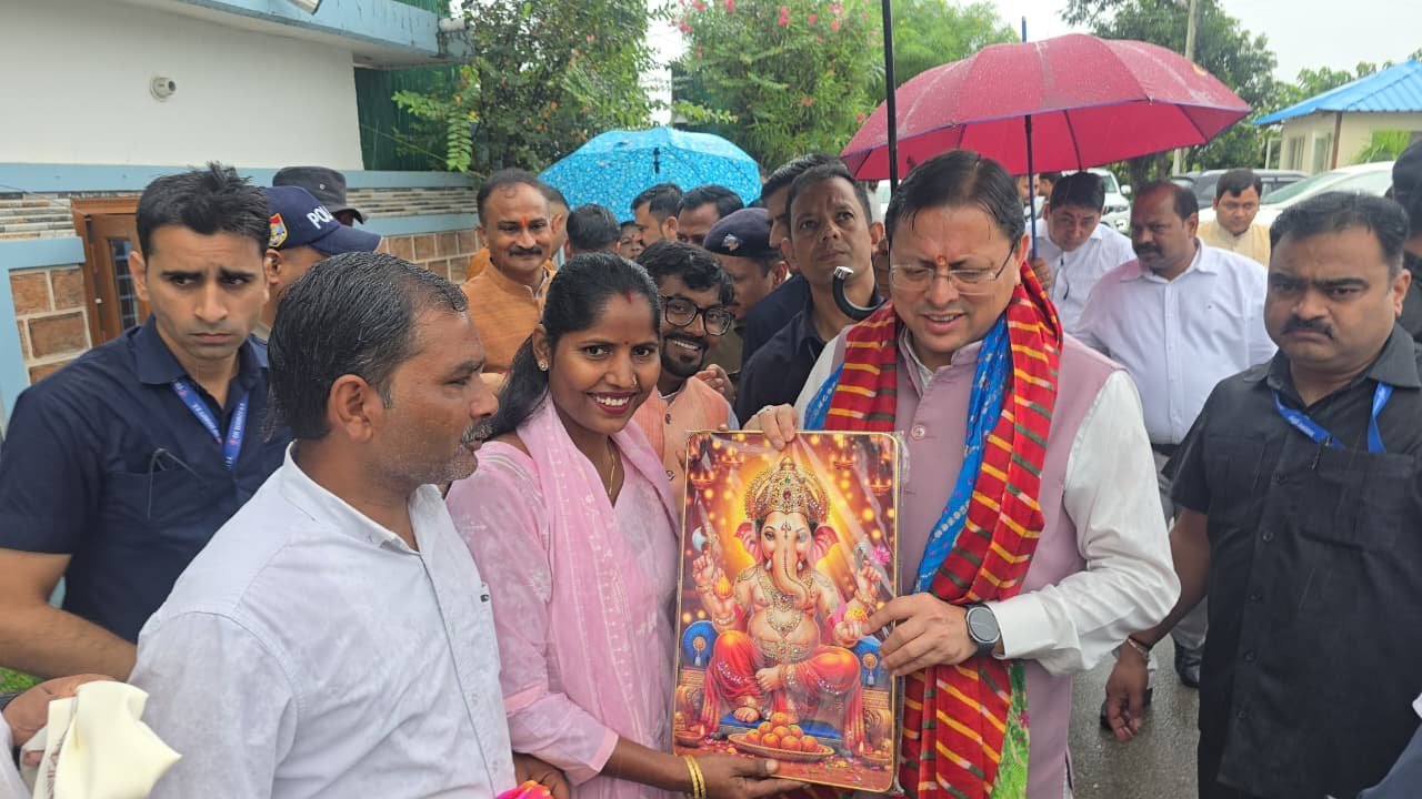 1790335912_767_मुख्यमंत्री-ने-लोहियाहैड-हैलीपैड-एवं-अपने-निजी-आवास-में-सुनींजनसमस्याएं.jpeg